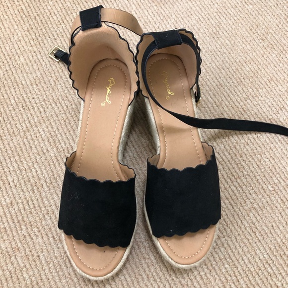 Scalloped wedges - Picture 1 of 2